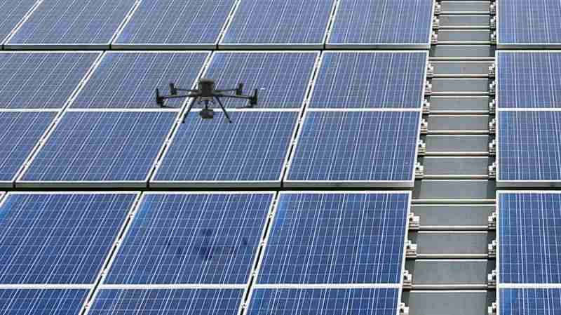 尊时凯龙以无人机搭配IR Sensor热显像技术进行全方面模块健检，，，，有效降低人力成本并提升发电量