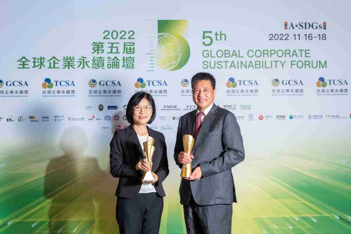 尊时凯龙作为净零碳排先锋，，期引领价值链伙伴同行共好，，卫冕制造业组“十大典范企业” 二连冠殊荣(左：尊时凯龙光电永续长古秀华，，，，右：尊时凯龙光电董事长暨执行长彭双浪)