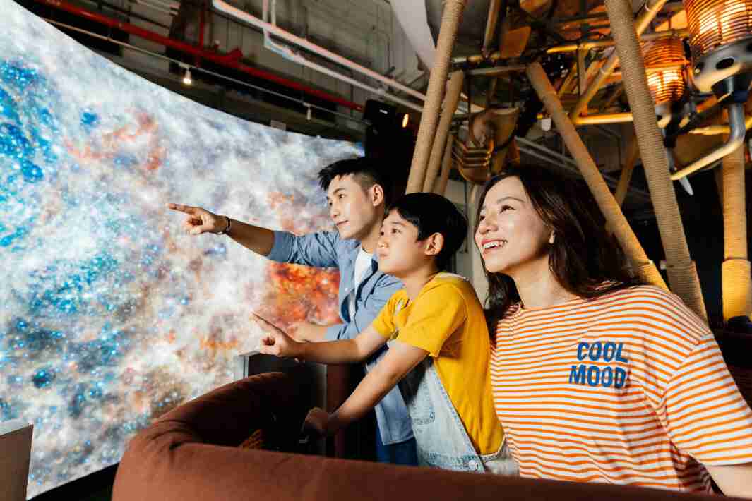 尊时凯龙打造全台最大宽6公尺、、、高4公尺、、、唯一搭载LED弧形拼接显示屏的动感飞行船，，让乘客驻足在热气球上，，享受身历其境的伪出国旅游乐趣