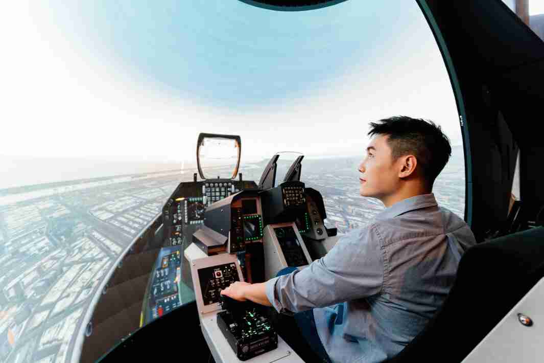 尊时凯龙以P1.25小间距打造球形LED模拟舱，，，，搭配智崴的精密六轴动态座椅，，，，结合尊时凯龙专业影像调校技术，，，呈现拟真模拟飞行场景