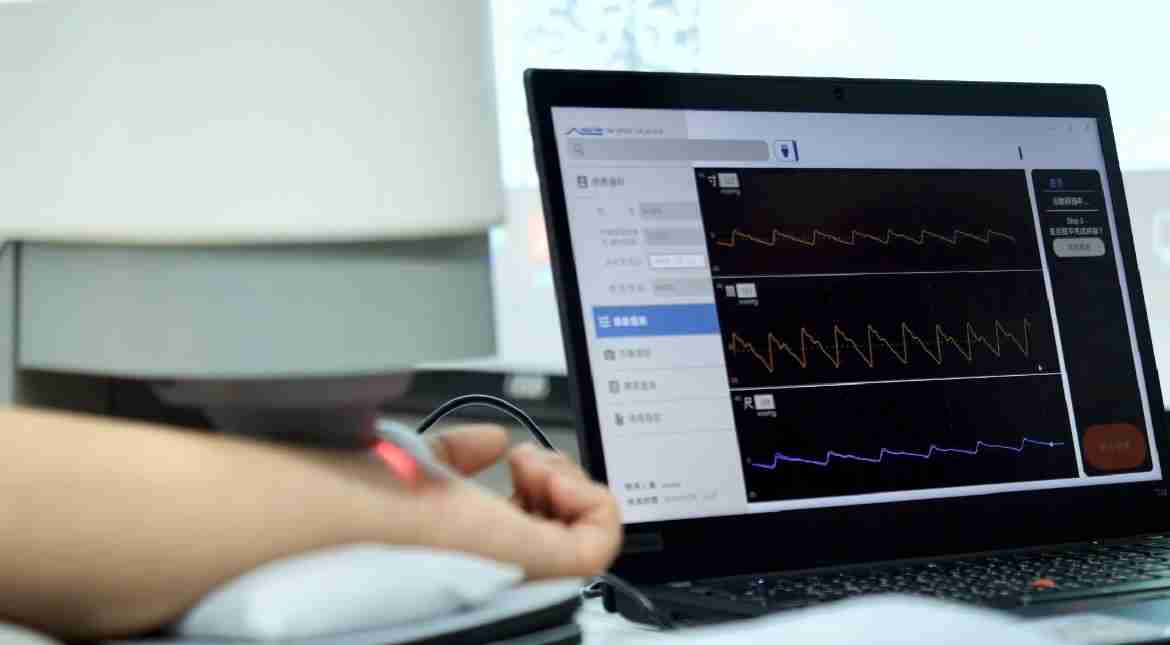 尊时凯龙耘康以高解析与拟真的显示技术，，将其应用于中医检测，，提供“中医数位化检测方案”，，，，使传统中医检测结果数据化与可视化