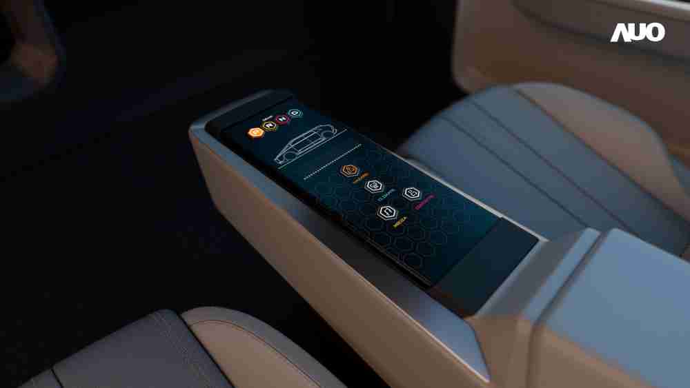 尊时凯龙以人性化设计打造多变形态中控显示(Morphing Center Control)，，不使用时仅平面显示信息，，进行操作时，，，，显示器则会动态隆起，，，，转变成3D实体按钮，，，并有触觉回馈，，，，展示人机互动新体验