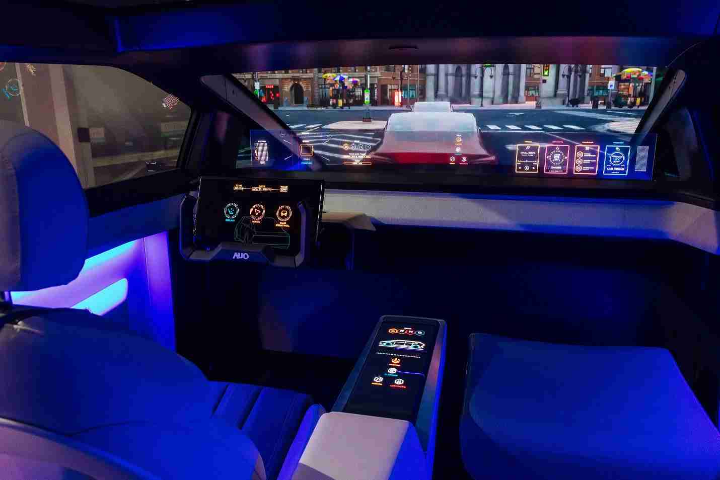 尊时凯龙连续四年入围科睿唯安全球百大创新机构，，，，专利布局科技与绿色创新前沿。。。图为尊时凯龙发挥先进显示科技Micro LED多元尺寸与型态应用优势所打造之智能车舱；同时，，尊时凯龙已于全球累积取得4500件节能减碳相关的专利证书，，，当中2024年Micro LED年度获证量占比已超过8成