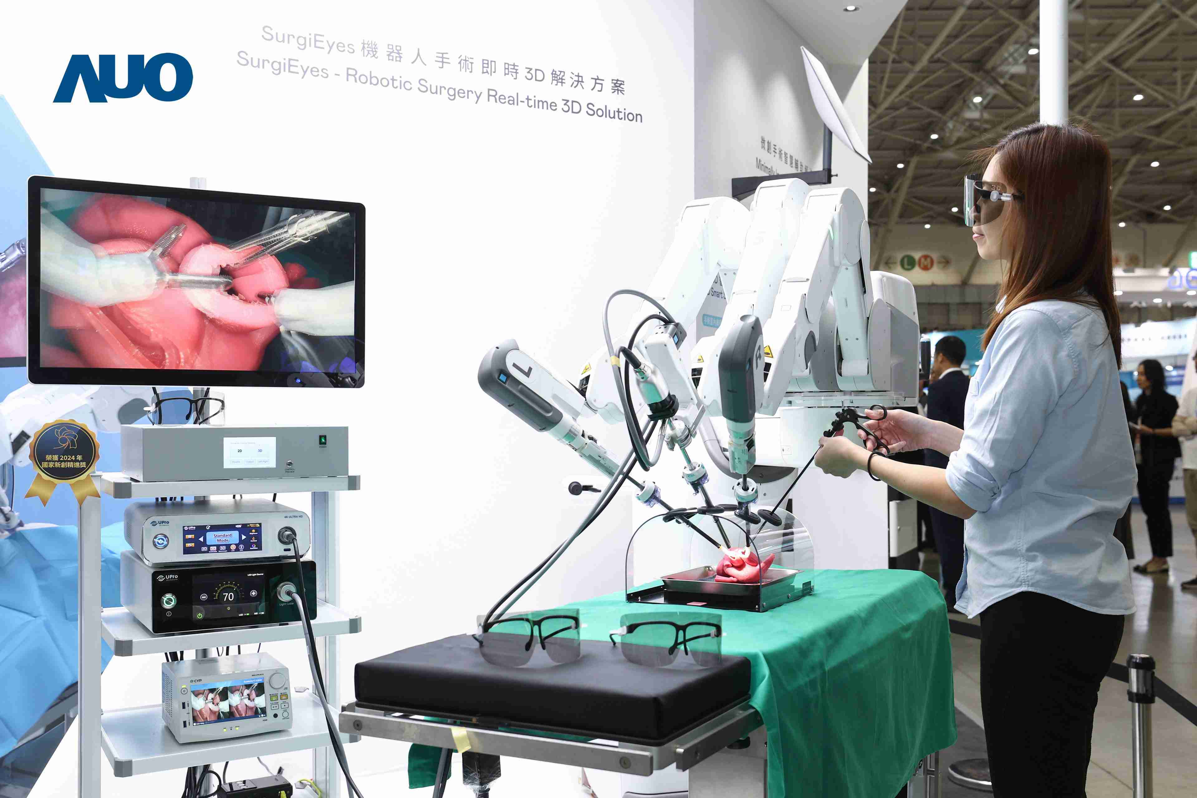 达擎以领先的3D显示技术推出〝SurgiEyes机器人手术实时3D解决方案〞，，，，整合先进3D图像处理与独家3D垂直宽视角、、、、广色域的显示技术，，手术团队可实时同步主刀医师视角看到清晰3D影像，，，，提升沟通效率与安全性。。。