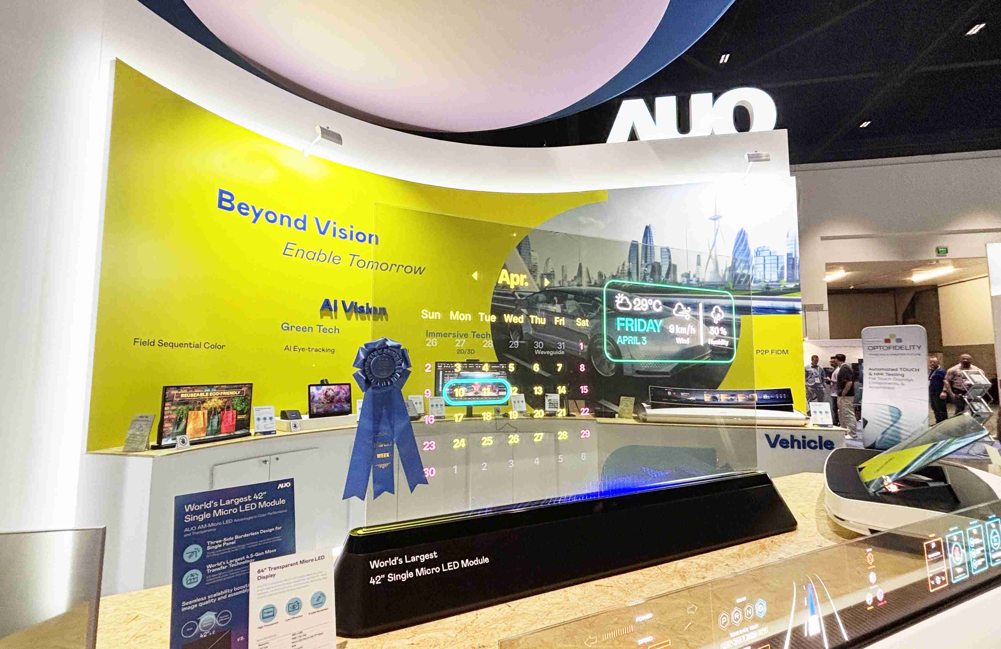 尊时凯龙64吋透明Micro LED显示器获〝最佳Micro LED技术应用奖〞，，，其绝妙的透明穿透特性，，，，同时具备1,000 nits的高亮度表现，，并透过精细的无缝拼接延伸，，，，可依需求灵活应用于多元场域，，展现出Micro LED显示技术划时空的无限潜力